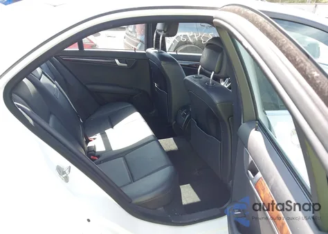 2014 Mercedes-Benz C 300 Sport 4Matic z USA, uszkodzony, nr VIN WDDGF8AB2ER310266